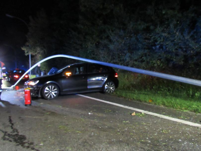 Après sa collision avec une voiture arrivant en sens inverse, le véhicule a heurté et arraché un lampadaire, avant un nouveau choc avec une troisième voiture. (photo CIEST)