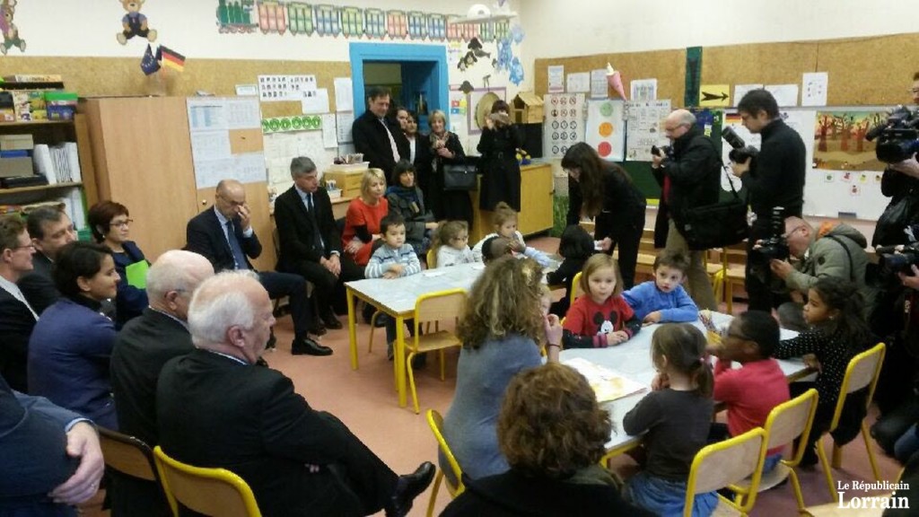 Discrète, Najat Vallaud-Belkacem (en violet, assise sur la gauche), ministre de l’Éducation nationale, a assisté à un cours d’allemande ce lundi matin, à Metz. (photo Charline Poullain)