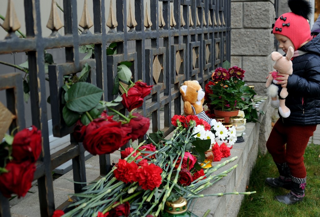 Devant l'ambassade de Russie à Minsk, au Belarus, ce dimanche. (photo AFP)