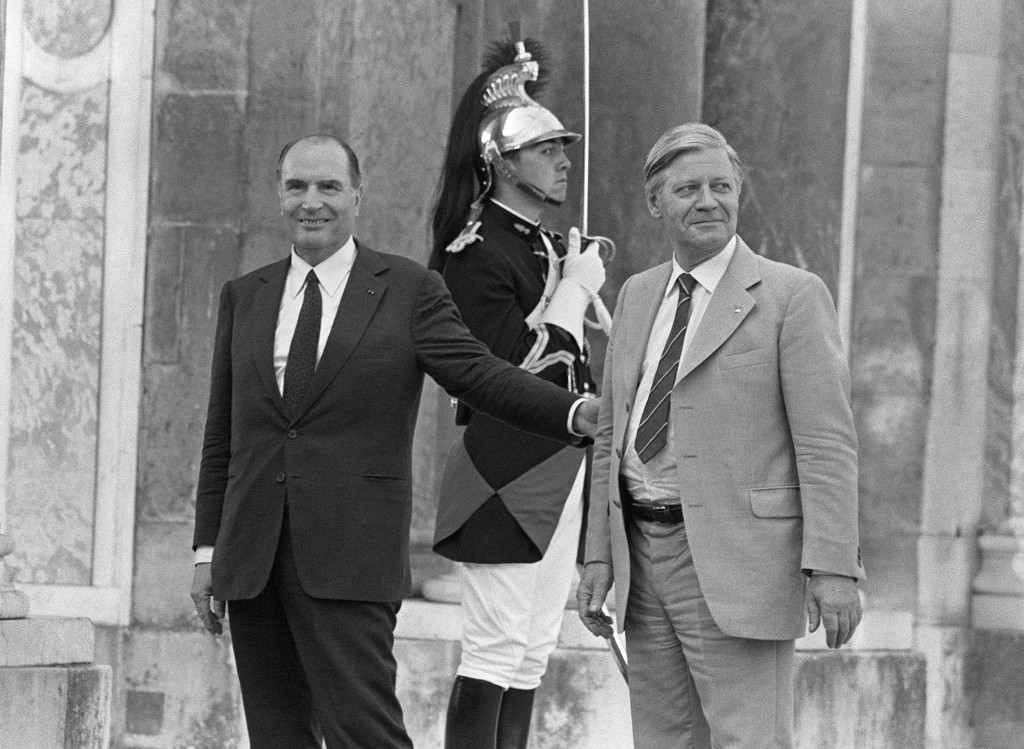 Helmut Schmidt, le 4 juin 1982 à Versailles, avec le président français François Mitterrand, lors de l'ouverture du sommet du G8. (photo AFP)