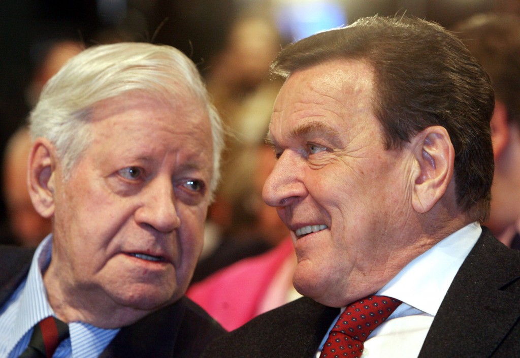 Helmut Schmidt (à gauche), ici le 26 octobre 2007 aux côtés de l'ancien chancelier Gerhard Schröder, lors du congrès national du SPD à Hambourg. (photo AFP)