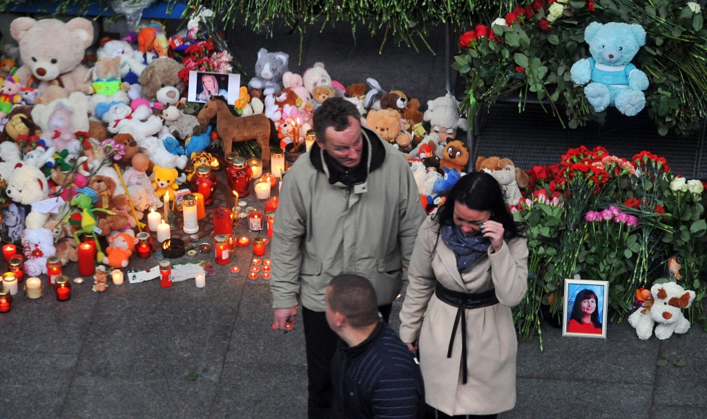 Recueillement et émotion devant l'aéroport de Saint-Petersbourg, ce dimanche 1er novembre. (photo AFP)