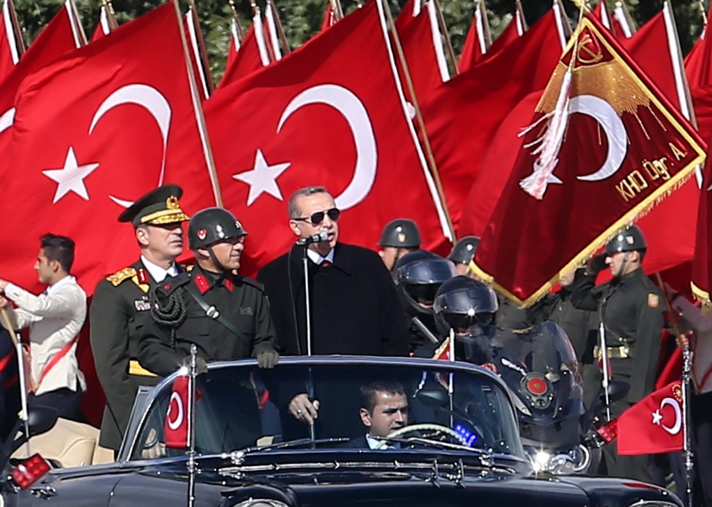 Recep Tayyip Erdogan s'exprime au micro le 29 octobre à Ankara, à l'occasion du 92e anniversaire de la République de Turquie. (photo AFP) 