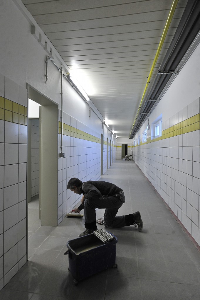 Dans les vestiaires, tout est neuf. Carrelage, douches, portes, fenêtres... Les quatre employés, jusque-là au chômage, ont tout fait. (photo Alain Rischard)