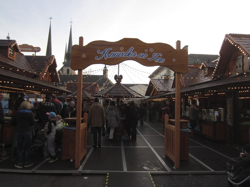 C'est un véritable petit village en bois qui a été installé cette année sur la place Guillaume-II. (photo Pablo Chimienti)