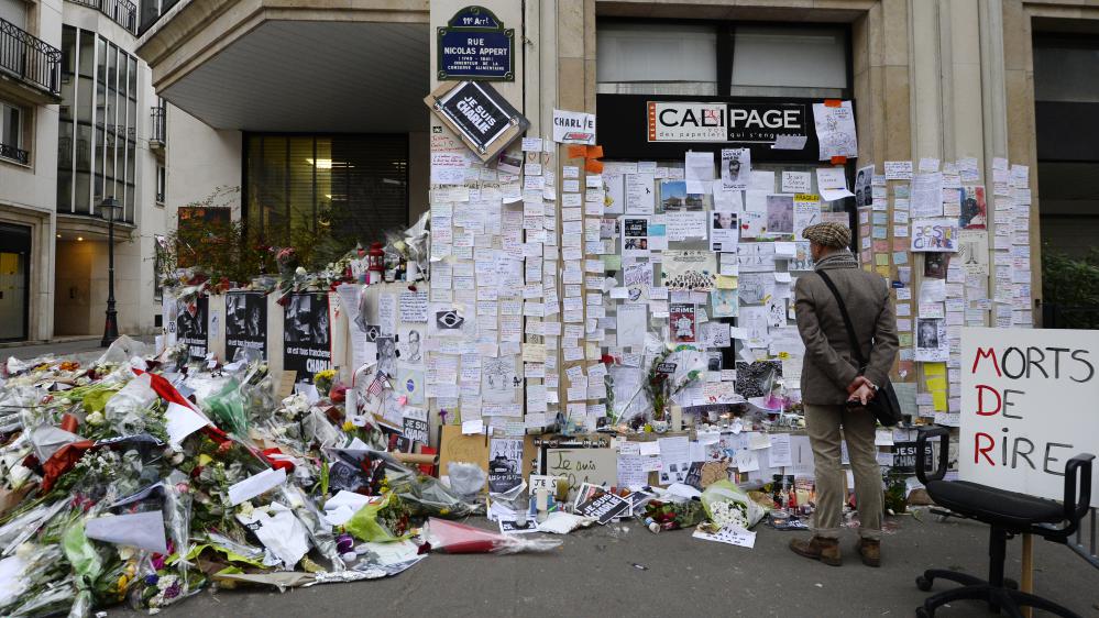 Un mémorial improvisé devant le siège de "Charlie Hebdo", lundi 12 janvier 2015, à Paris. (photo AFP)