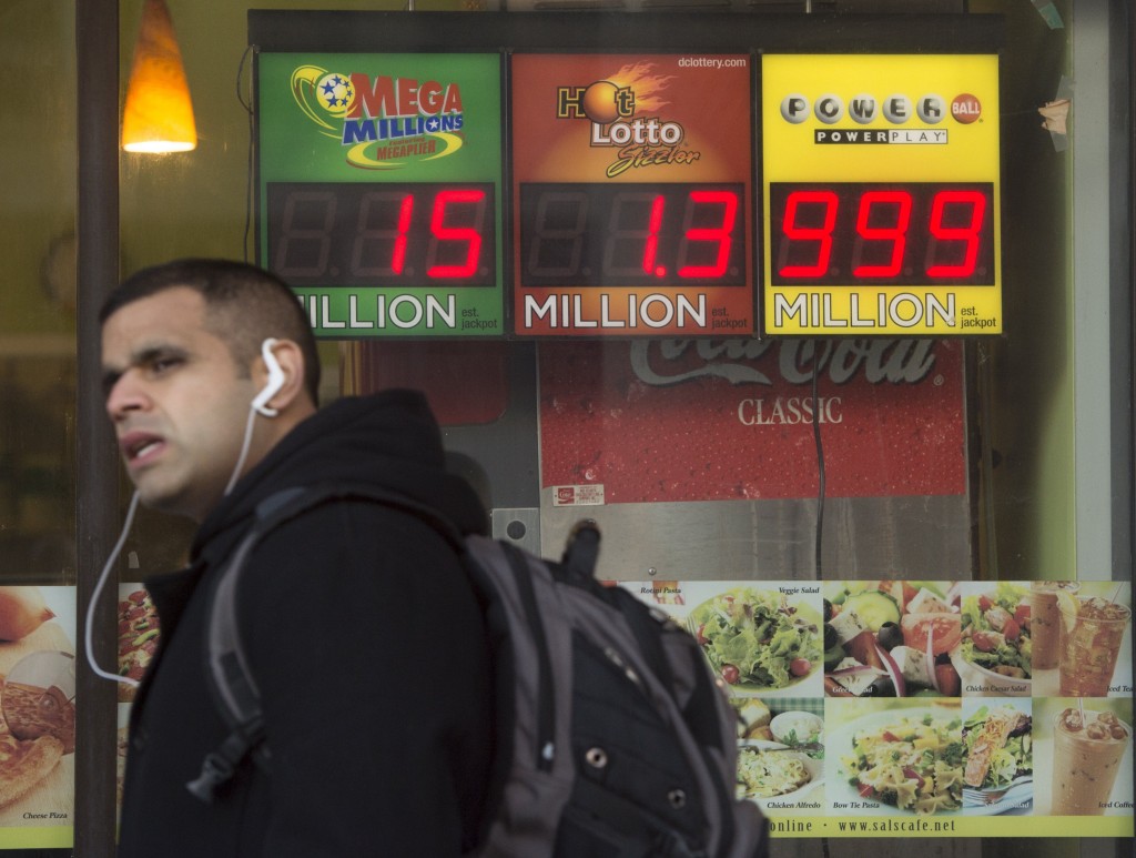 Même les panneaux lumineux qui affichent le montant du jackpot chez les vendeurs de tickets n'ont pas pu suivre, ne pouvant pas dépasser 999 millions. (photo AFP)