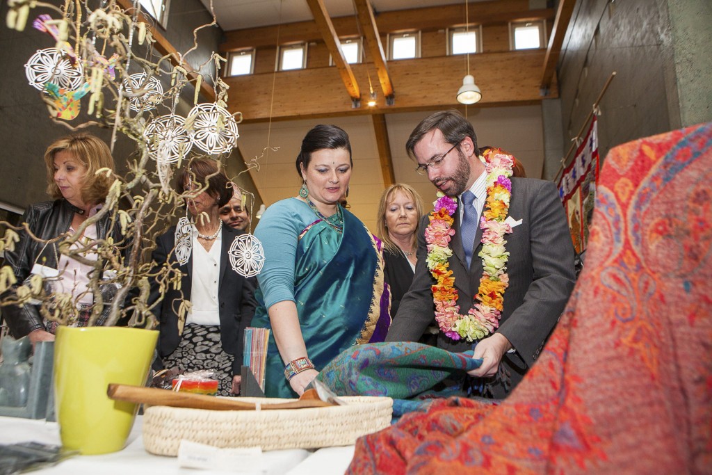 visite par le Grand duc héritier au Bazar annuel de l'aide à l'enfance de l'inde au Centre Culturel de Sandweiler