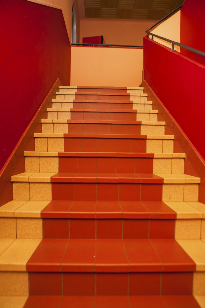 L'escalier rouge vif... Toute une ambiance dès l'entrée.