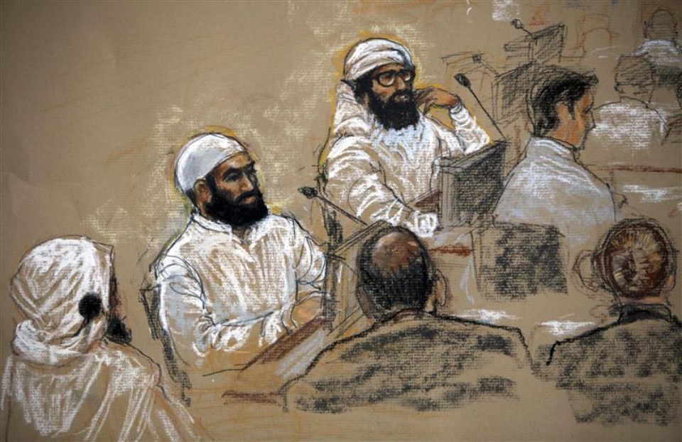 Wallid ben Attach, Ali Abd al-Aziz Ali et Moustapha al-Houssaoui (à droite) lors d'une audition par la commission des crimes de guerre, à Guantanamo, le 16 juillet 2009. (image AFP)