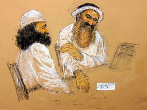 Croquis d'audience de Wallid ben Attach (à gauche) et Khaled Cheikh Mohammed, lors du procès pour les attentats du 11-Septembre, à la base américaine de Guantanamo, à Cuba. (image AFP)