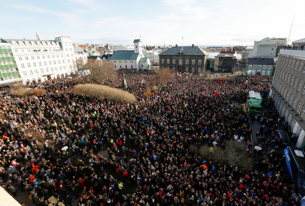 La police a estimé la foule à 8 000 personnes, les organisateurs à 22 000 : des chiffres considérables pour une île qui compte à peine 329 000 habitants. (photo AP)