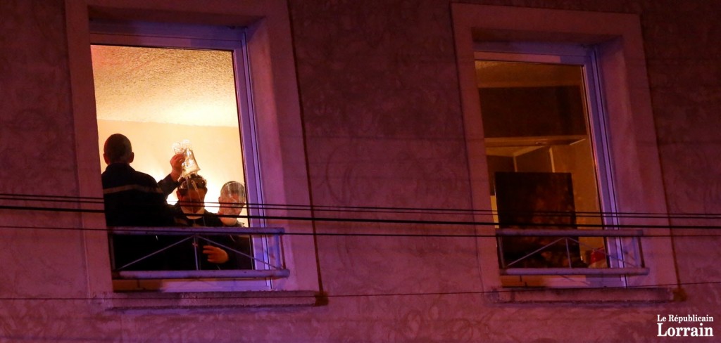 Dans la chambre, les sapeurs-pompiers ont passé plus d'une heure à stabiliser la victime. (photo Fred Lecocq / RL)