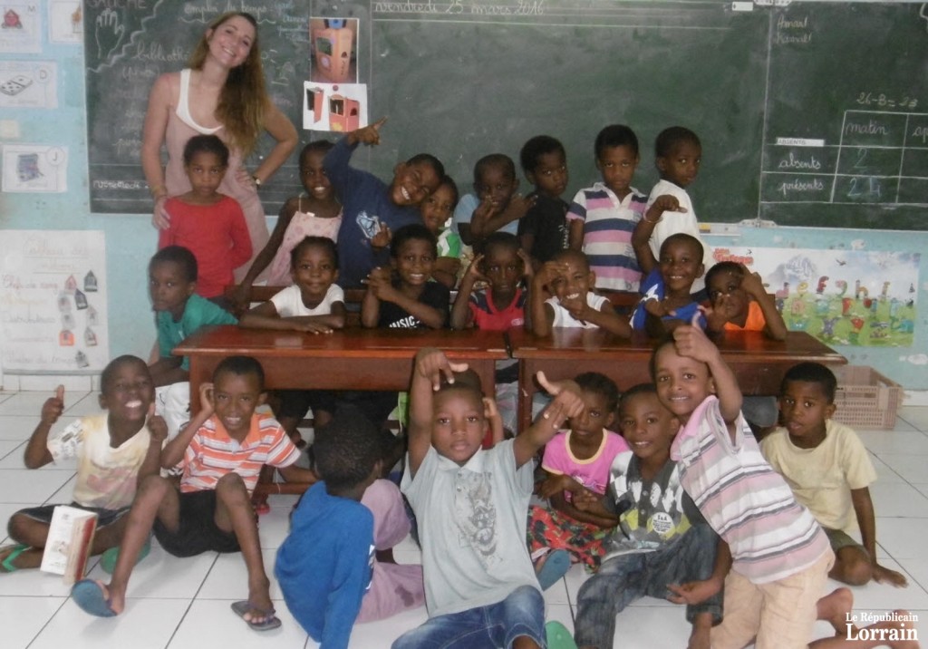 Marion Vespignani dans sa classe, au-dessus de la capitale Mamoudzou. « A Mayotte, enseigner prend tout son sens. » Photos DR.