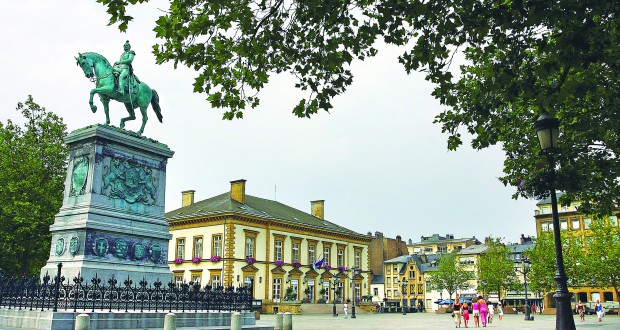 La place Guillaume II va changer de visage. Dans un premier temps, la statue sera préservée. "Mais si nous faisons une seconde tour, il faudra certainement la déplacer", indique le gouvernement. (photo archives LQ)