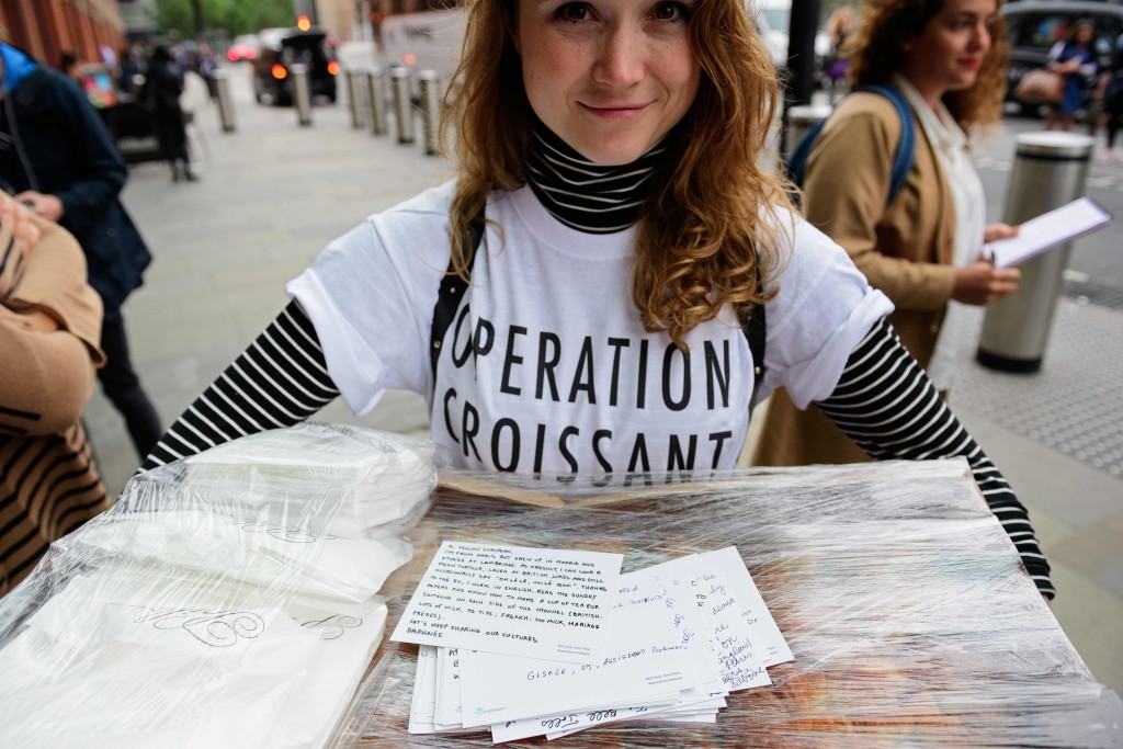 PLes militants, portant des T-Shirts "Opération Croissant", ont remis les messages à l'heure de pointe devant la gare voisine de St Pancras, Kings Cross. (photo AFP)