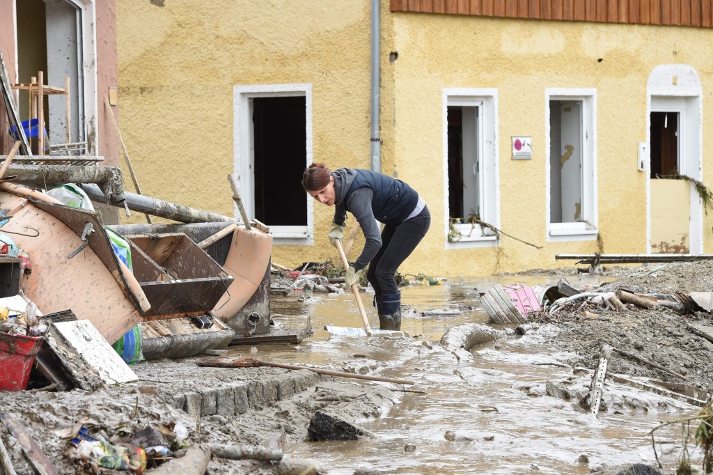 Les habitants de Simbach-am-Inn en train de nettoyer les dégâts ce 2 juin. (photo AFP)