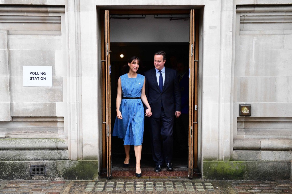 David Cameron et son épouse Samantha à la sortie du vote ce jeudi matin. (photo AFP)