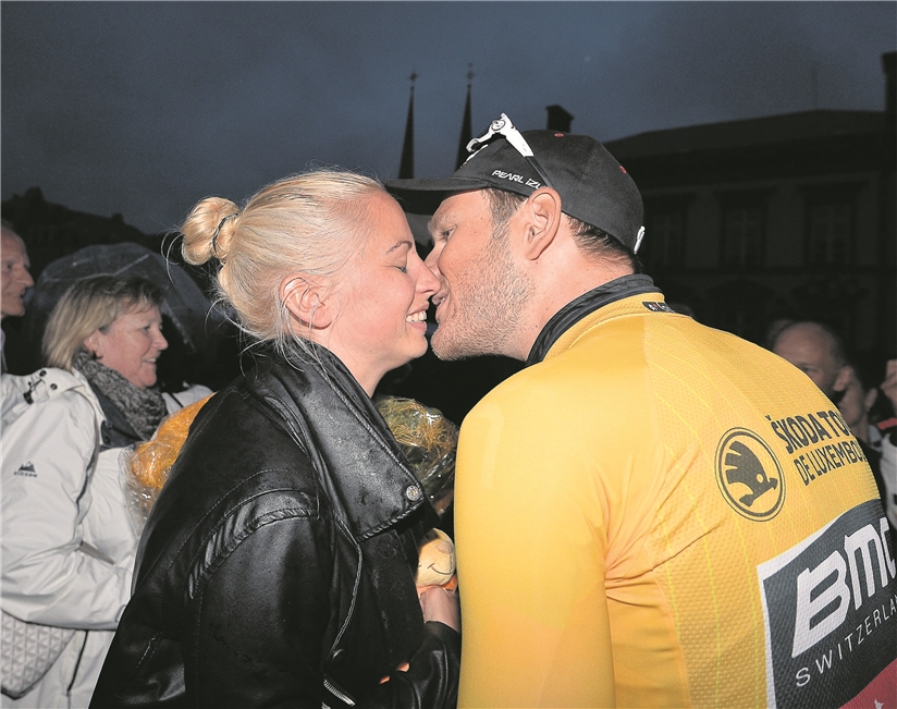 Après l'effort, le réconfort, pour Jempy Drucker, avec un doux baiser de sa femme, Lynn. (photo Julien Garroy)