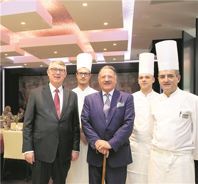 Philippe Scheffer (à g.) et Nasir Abid au milieu des cuisiniers du restaurant Amélys. (photo JC Ernst)