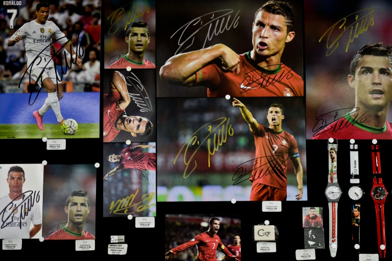 Des photos et posters dédicacés par Cristiano Ronaldo dans le musée qui lui est consacré à Funchal. (photo AFP)