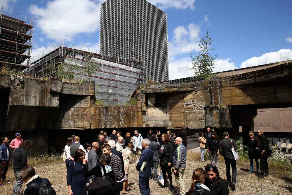 Visite de l'exposition Public Art Experience sur le site des hauts fourneaux, à Belval, samedi. (photo Didier Sylvestre)