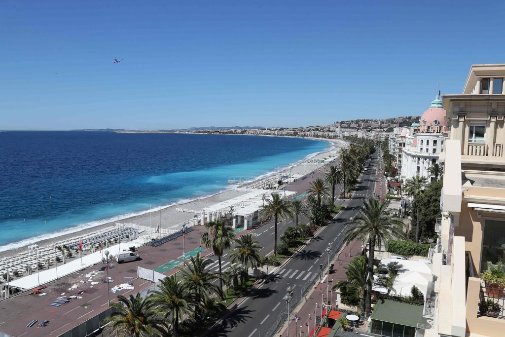 Le camion a foncé sur la foule durant deux kilomètres sur la Promenade des Anglais, pourtant fermée à la circulation ce jeudi soir. (photo AFP)