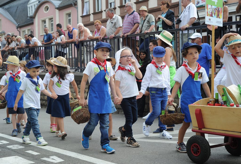 Petits et grands se sont prêtés au jeu des défilés, dimanche. (photo H.M.)