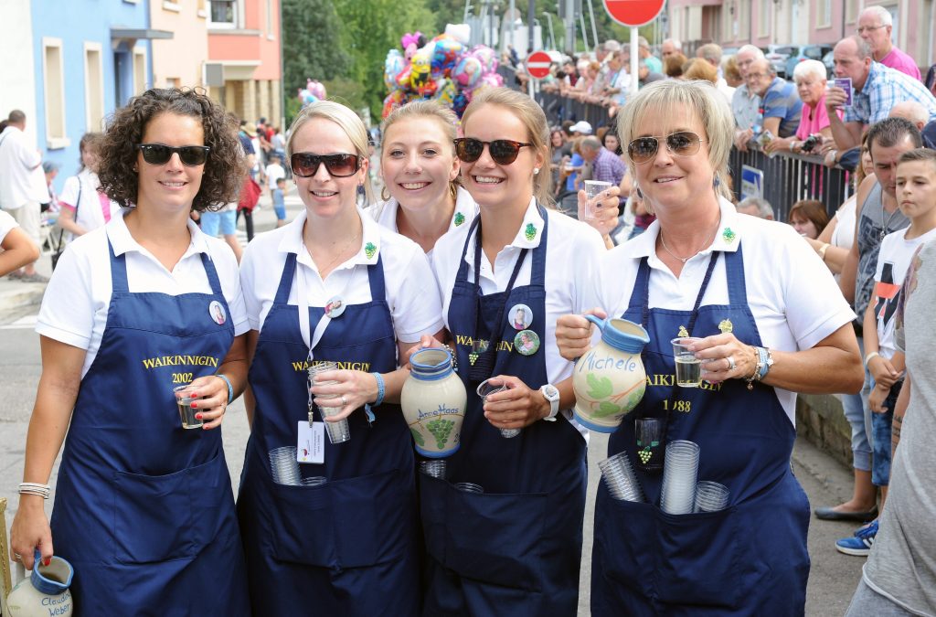 Les anciennes Reines du vin ont prêté main-forte au service. (photo H.M.)