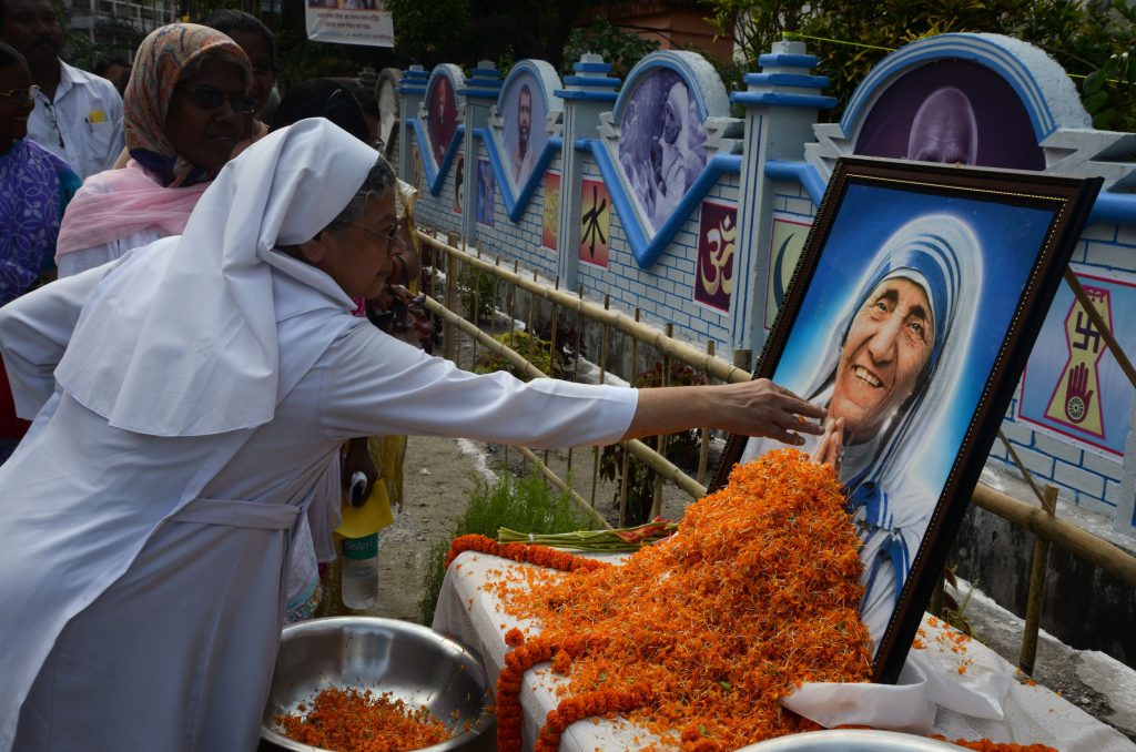 Hommage à Mère Teresa, à Siliguri, en Inde, ce dimanche 4 septembre. (photo AFP)