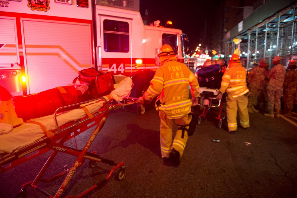 Les sirènes ont résonné toute la soirée dans le quartier, survolé par des hélicoptères. La police a bouclé la zone, sans pour autant l'évacuer. (photo AFP)