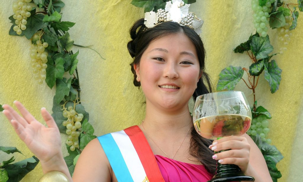 La reine Aline Bruck a trinqué au vin luxembourgeois. (photos Hervé Montaigu)