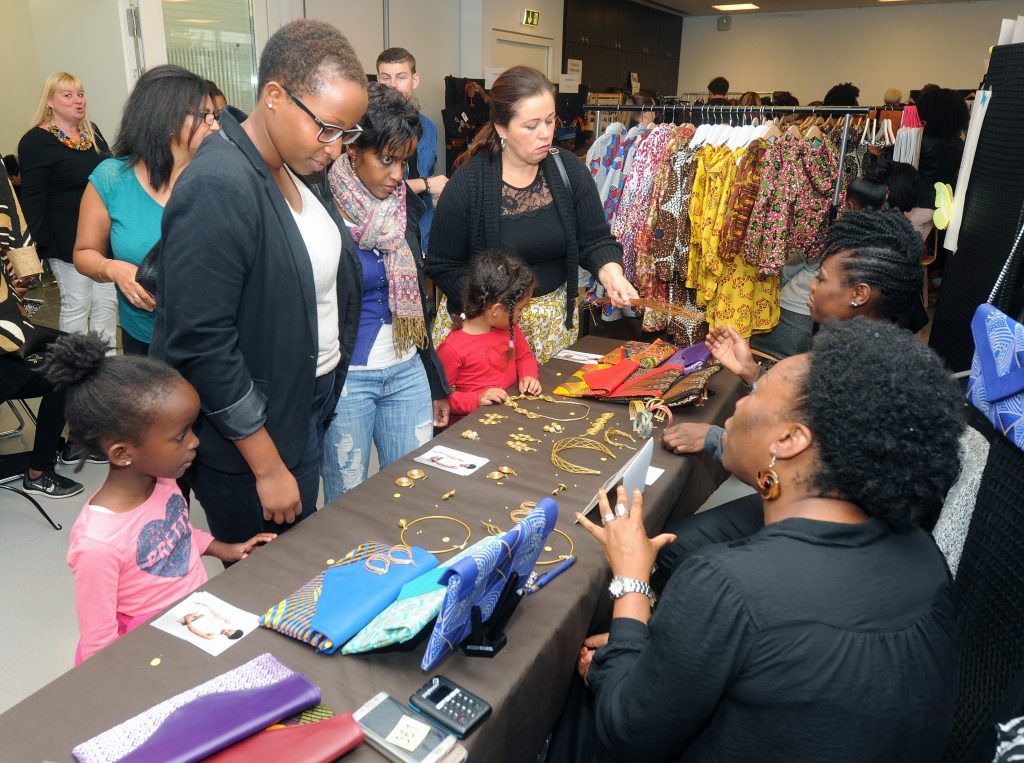 Vêtements et accessoires africains ont trouvé preneur. (photo H.M.)