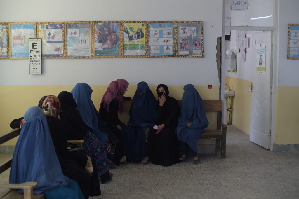 Des femmes afghanes attendent dans l'hôpital de Salang, au nord de Kaboul. (photo AFP)