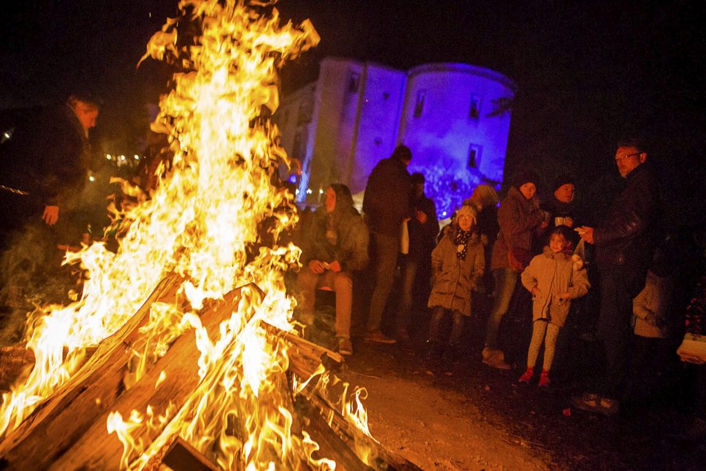 Il faisait bon se réchauffer auprès des feux de bois, ce week-end, à Sanem.