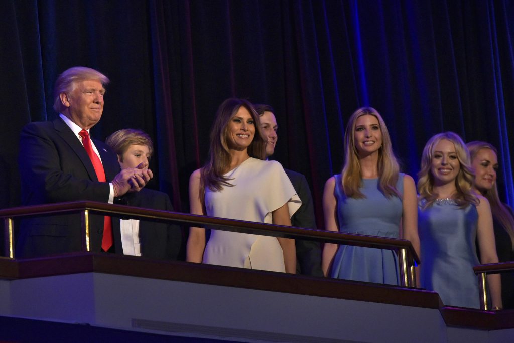 La famille Trump fête la victoire ce 9 novembre. De gauche à droite : Donald Trump, son fils Barron, sa femme Melania, son beau-fils Jared Kushner, et ses filles Ivanka et Tiffany. (photo AFP)