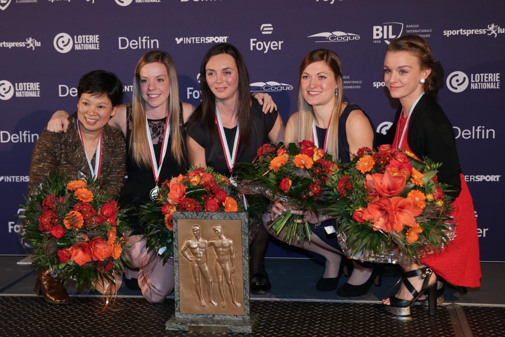 L'équipe de tennis de table féminine : Ni Xia Lin, Tessy Gonderinger, Egle Sadikovic, Daniel Konsbruck, Sarah de Nutte. (photo Gerry Schmit)