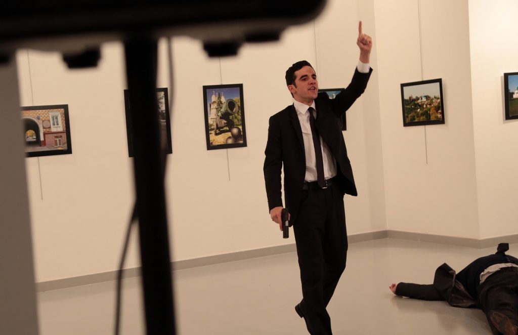 Photo diffusée par les médias turcs après l'attaque qui a visé l'ambassadeur russe à Ankara.