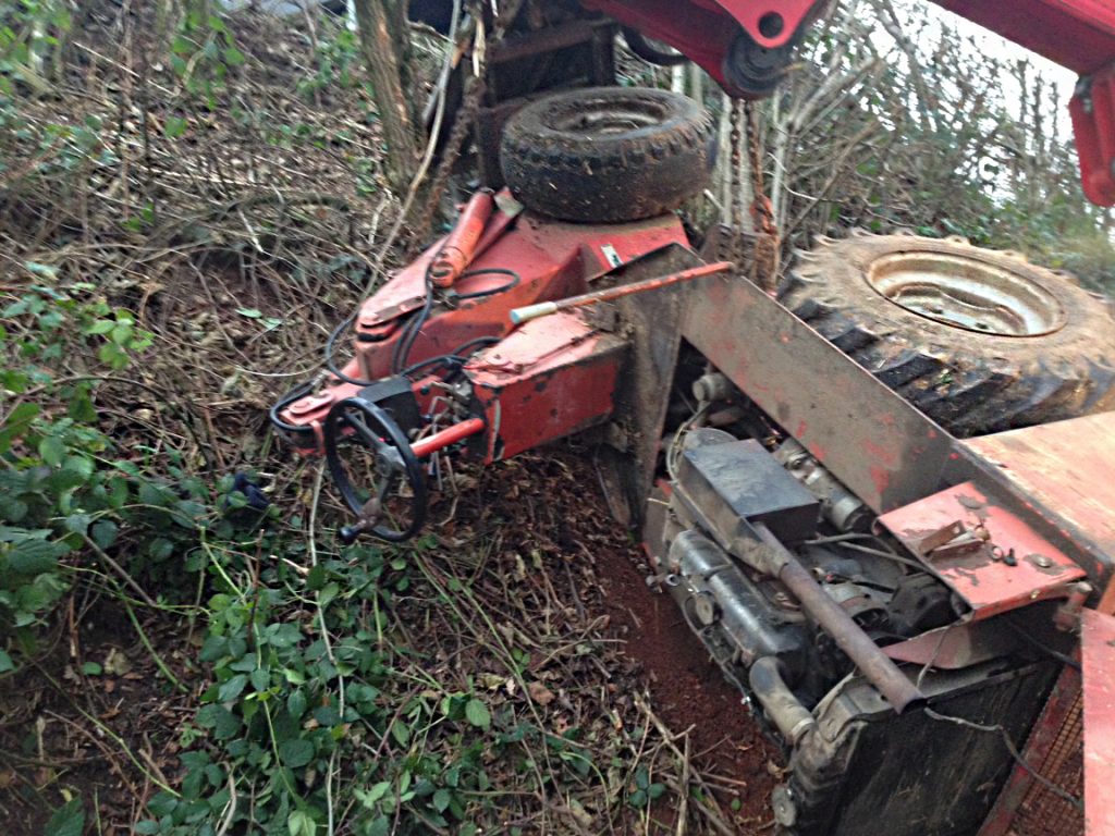 Le tracteur s'est retourné. (photo police grand-ducale)