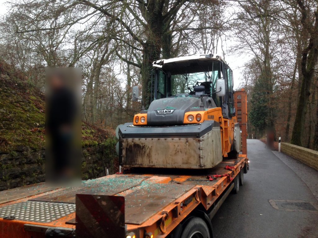 Le chauffeur a vraisemblablement oublié qu'il transportait un engin. (photo police grand-ducale)