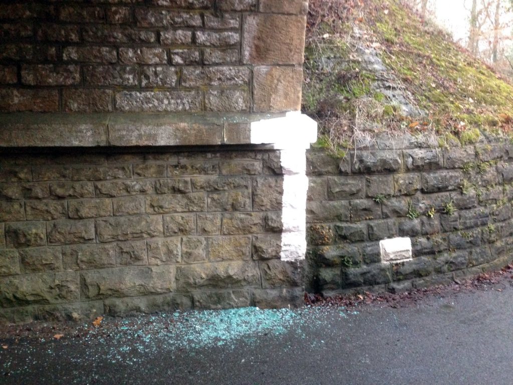 Le tunnel et les deux véhicules ont été endommagés. (photo police)