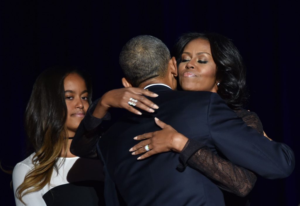 Barack Obama a serré sa femme Michelle dans ses bras. (photo AFP)