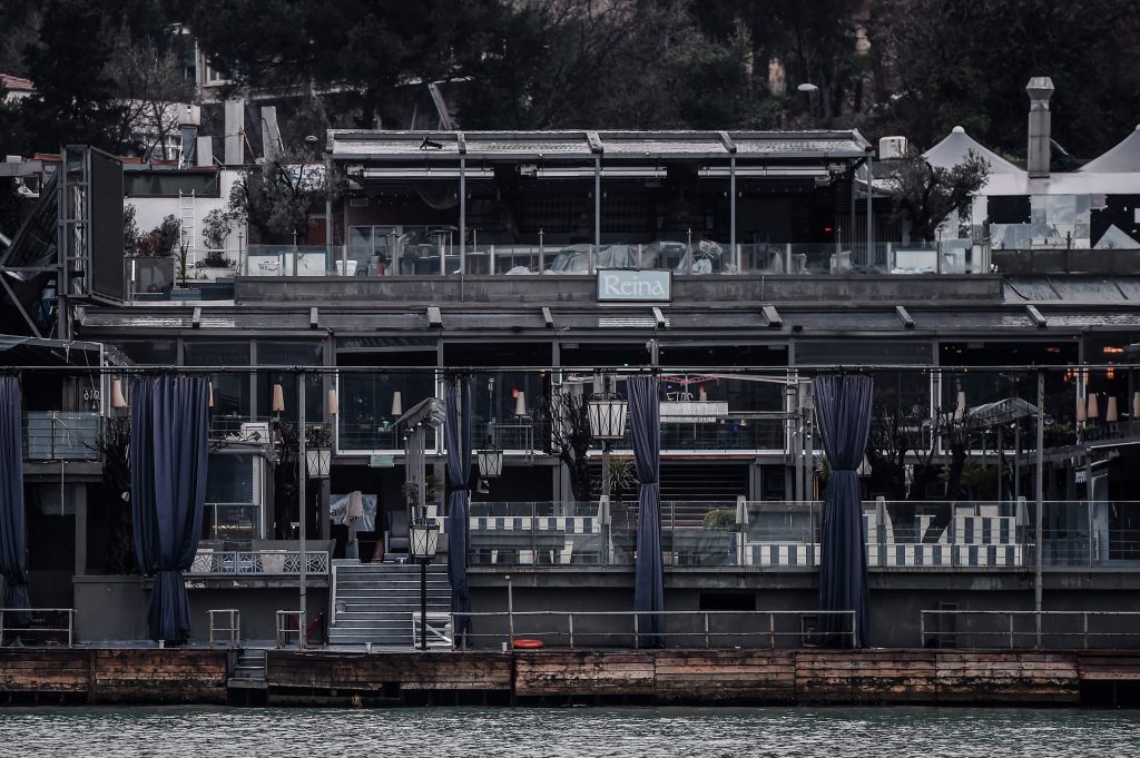 La vue depuis la terrasse est spectaculaire avec l'un des trois imposants ponts qui enjambent le Bosphore situé juste au-dessus et les lumières de la rive asiatique qui scintillent au loin. (photo AFP)