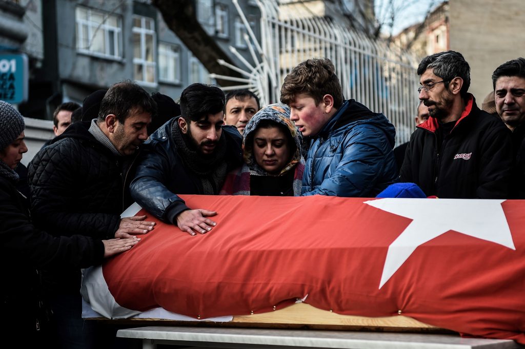 Des proches d'une victime lors d'une cérémonie funéraire ce 1er janvier. (photo AFP)