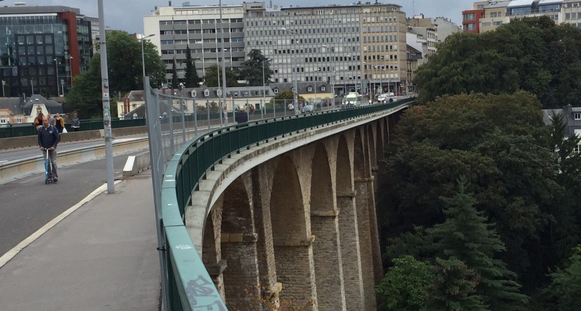 Mi-septembre, les services de la Ville de Luxembourg avaient installé un grillage le long de la passerelle. (Photos David Marques)