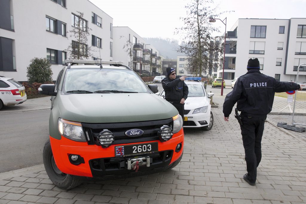 Une alerte à la bombe a été déclenchée vers 9h à Schifflange, près de la cité Op Hudelen, à proximité des voies de chemin de fer. (photo JC Ernst)