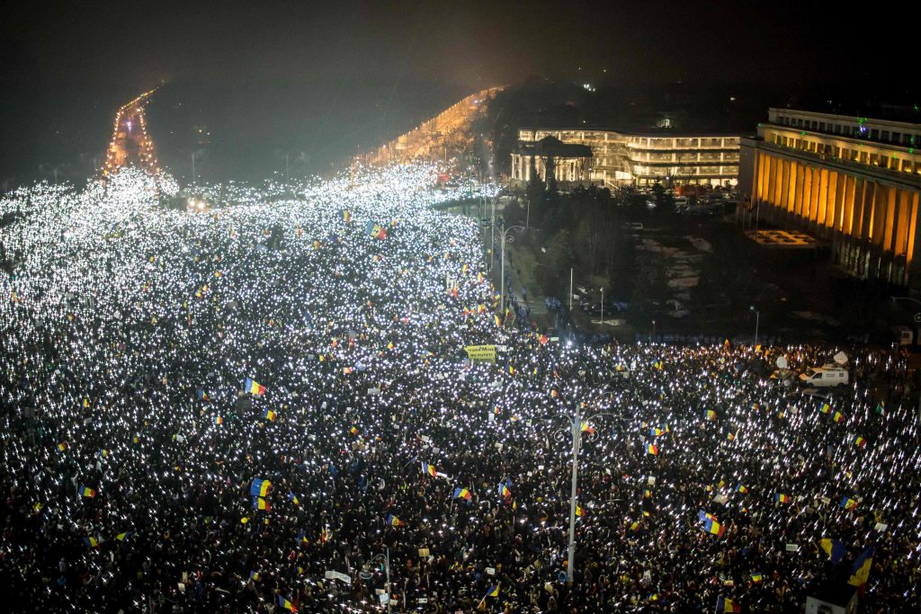 Le retrait du décret assouplissant la loi anti-corruption, approuvé dimanche par le Premier ministre, ne suffit pas aux protestataires qui enchaînent les manifestations depuis six jours. (photo AFP)