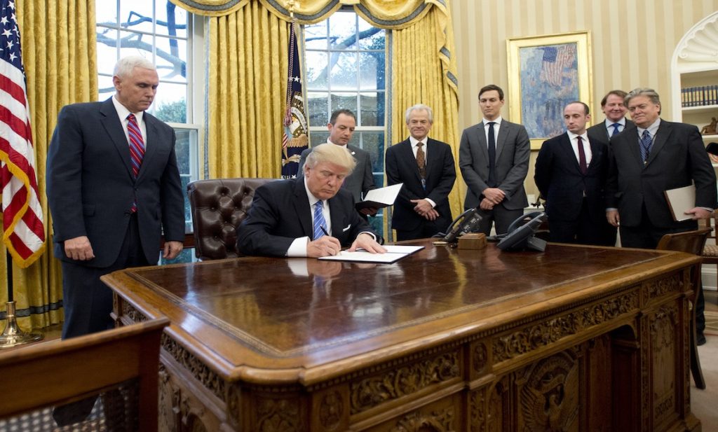 Donald Trump signant son décret sur l'immigration le 28 janvier. (photo AFP)