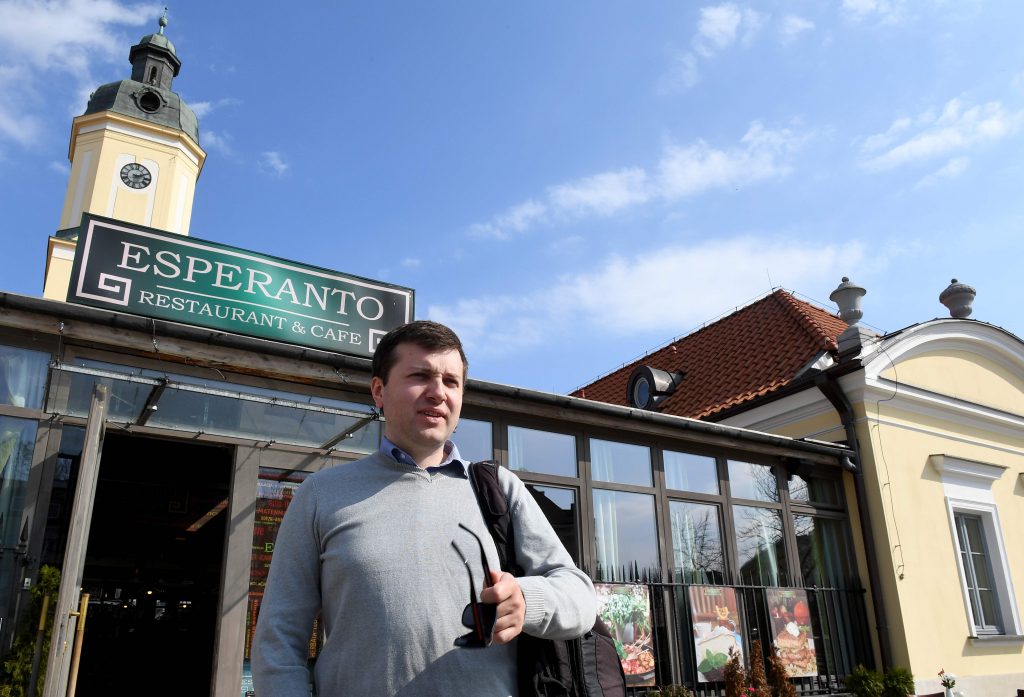 Przemyslaw Wierzbowski, devant le Café Esperanto à Bialystok, dans l'est de la Pologne. (photo AFP)