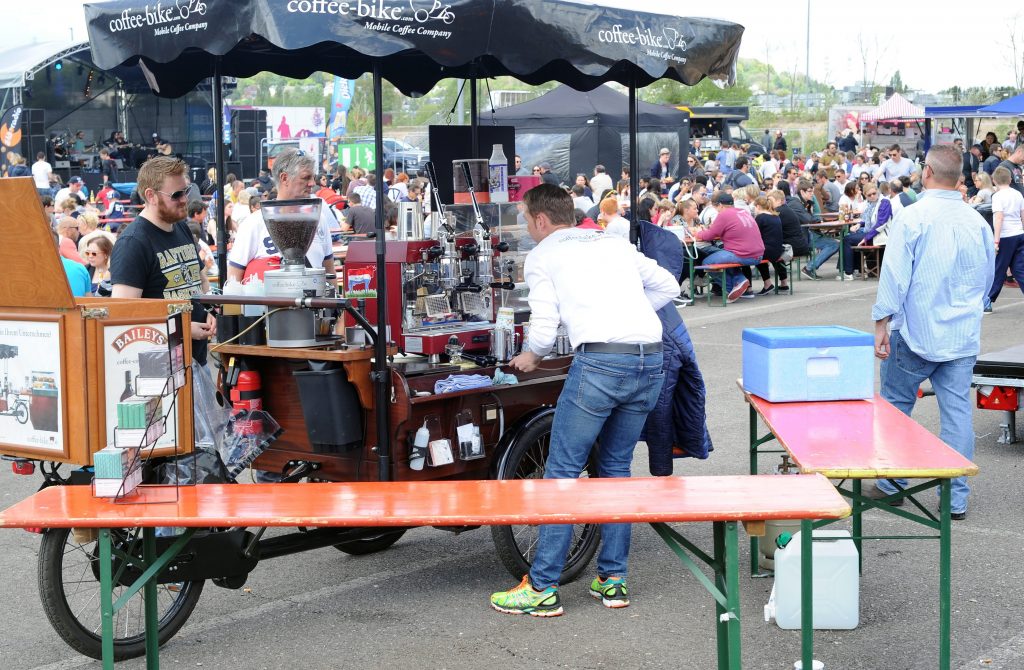 Les petits vendeurs de café sur roues étaient de la partie. (photo H.Montaigu)